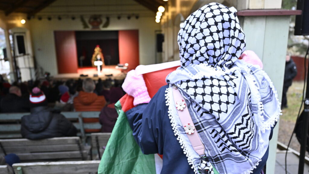 محتجون يقاطعون خطاب مجدلينا أندرشون في فيستروس
Foto: Henrik Montgomery / TT