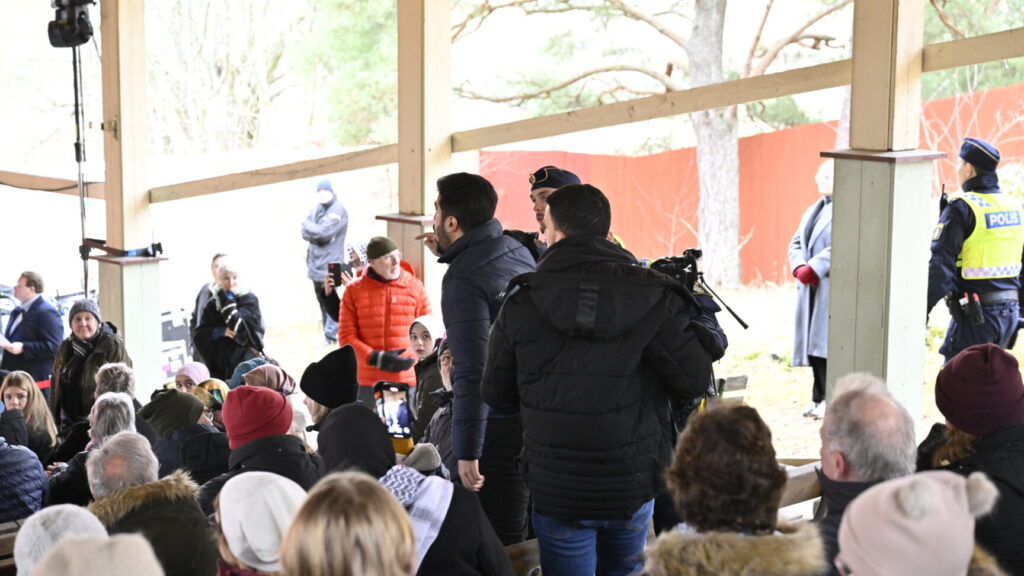 محتجون يقاطعون خطاب مجدلينا أندرشون في فيستروس
Foto: Henrik Montgomery / TT