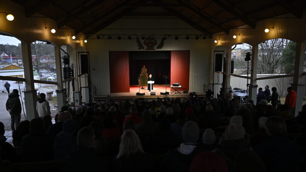 محتجون يقاطعون خطاب مجدلينا أندرشون في فيستروس
Foto: Henrik Montgomery / TT