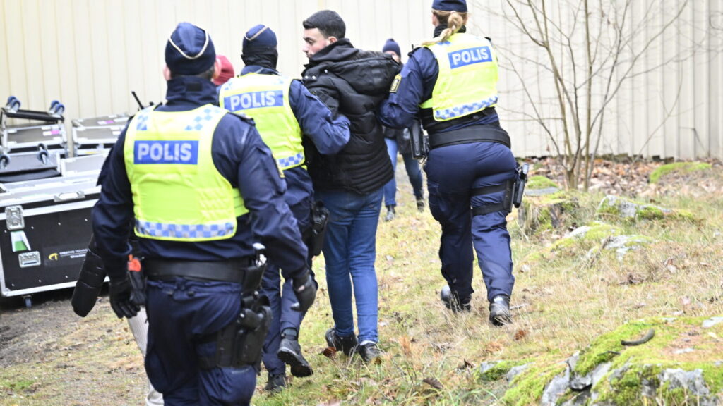 محتجون يقاطعون خطاب مجدلينا أندرشون في فيستروس
Foto: Henrik Montgomery / TT