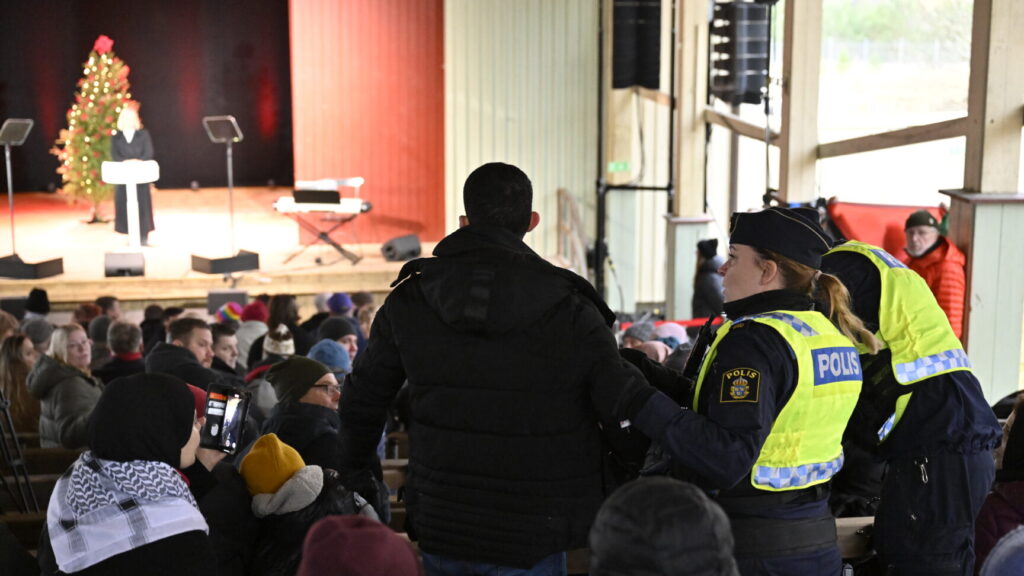 محتجون يقاطعون خطاب مجدلينا أندرشون في فيستروس
Foto: Henrik Montgomery / TT