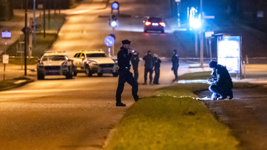 LUND 2025-01-29
Vägen spärrades av medan polisen sökte med hund och säkrade bevis på den avspärrade Trollebergsvägen i Lund natten till onsdagen efter en allvarlig knivskärning. Enligt Region Skåne vårdas en man i i 20-årsåldern för allvarliga skador efter knivskärningen. På tisdagskvällen sköts en man till döds vid stationen i Lund. Det är enligt Sydsvenskan.se oklart om händelserna har något samband.
Foto: Johan Nilsson / TT / Kod 50090