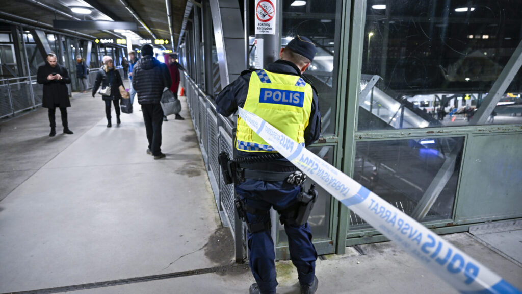 LUND 2025-01-28
Polis på plats på Västra Stationstorget vid Lund C på tisdagskvällen efter larm om en skottlossning. Enligt initiala uppgifter skall en person skadats vid händelsen. All tågtrafik är stoppad.
Foto: Johan Nilsson / TT / Kod 50090