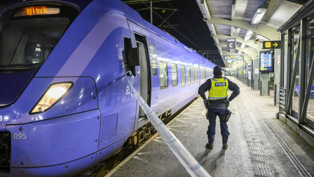 LUND 2025-01-28
Polisens sökte av ett Pågatåg och höll kvar tåget för att förhöra passagerarna på Lund C på tisdagskvällen efter larm om en skottlossning. Enligt polisen skall en person avlidit efter skottlossningarna. All tågtrafik är stoppad.
Foto: Johan Nilsson / TT / Kod 50090