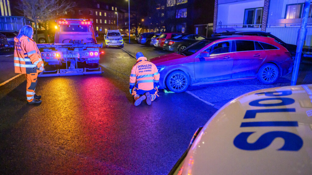 LUND 2025-01-28
Polisens låter bärga en bil då de arbetar på Västra Stationstorget vid Lund C på tisdagskvällen efter larm om en skottlossning. En person har avlidit efter skottlossning uppger polisen. All tågtrafik är stoppad.
Foto: Johan Nilsson / TT / Kod 50090