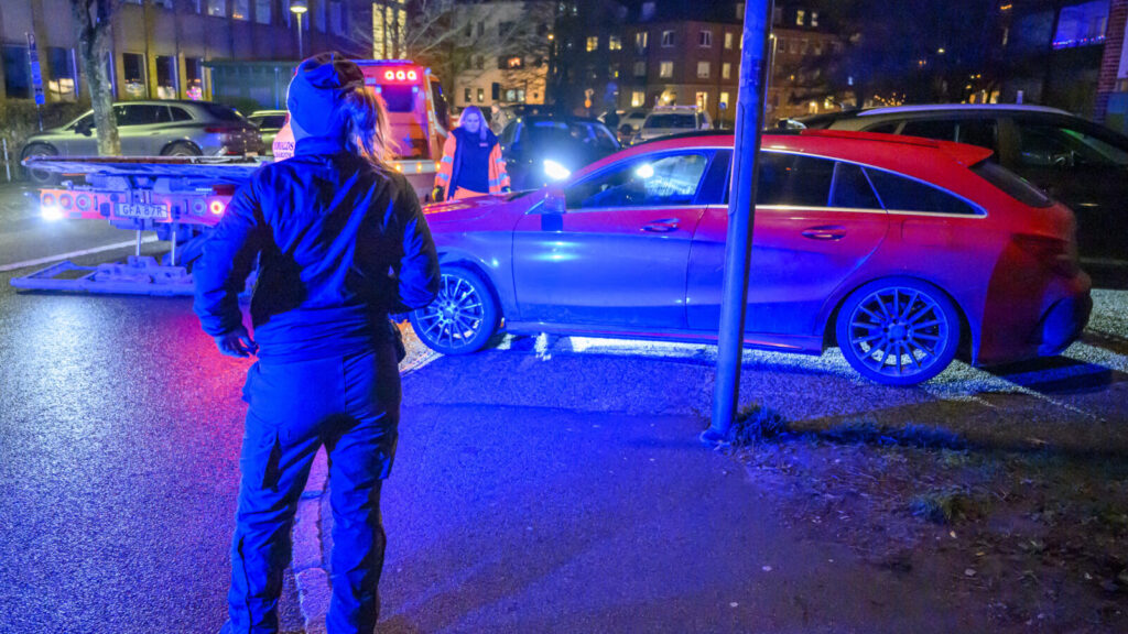 LUND 2025-01-28
Polisens låter bärga en bil då de arbetar på Västra Stationstorget vid Lund C på tisdagskvällen efter larm om en skottlossning. En person har avlidit efter skottlossning uppger polisen. All tågtrafik är stoppad.
Foto: Johan Nilsson / TT / Kod 50090