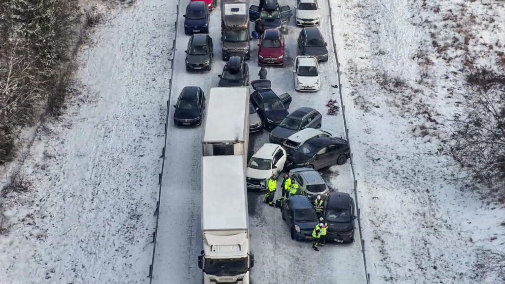 GRILLBY 2025-05-15
Nästan hundra fordon, både bilar och lastbilar, var inblandade i en masskrock på E18 mellan Enköping och Bålsta på lördagen. Många skadade fördes till sjukhus.
Foto: Polisen / TT / kod 10510
** Endast för redaktionell användning. Bilden kommer från en extern källa och distribueras i sin ursprungliga form som en service till våra abonnenter **