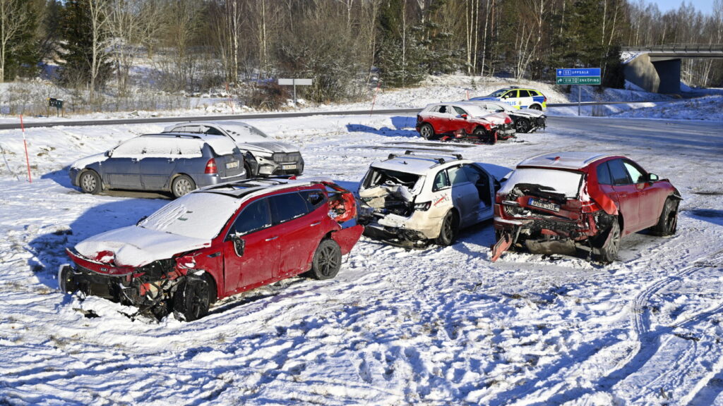 GRILLBY, SVERIGE 20250216
Bärgade fordon, bilar efter lördagens masskrock på E18. Nästan hundra fordon, både bilar och lastbilar, var inblandade i masskrocken på E18 mellan Enköping och Bålsta på lördagen. Många skadade fördes till sjukhus.
Foto: Anders Wiklund / TT / Kod 10040