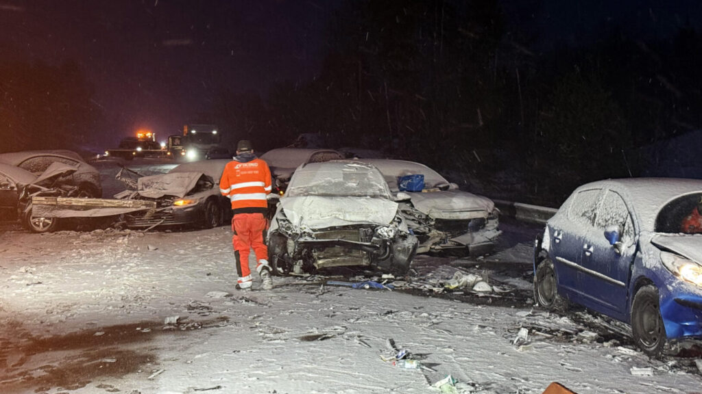 ENKÖPING 2025-02-15
Uppsamling av krockade bilar efter masskrock på E18 vid Grillby mellan Enköping och Bålsta.
Foto: Utryckning Uppsala / TT / kod 11729
*** BILDEN FRIKÖPT FÖR ABONNENTER TOM 2025-02-16, DÄREFTER BETALBILD ***