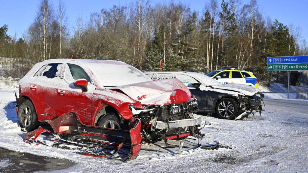 GRILLBY, SVERIGE 20250216
Bärgade fordon, bilar efter lördagens masskrock på E18. Nästan hundra fordon, både bilar och lastbilar, var inblandade i masskrocken på E18 mellan Enköping och Bålsta på lördagen. Många skadade fördes till sjukhus.
Foto: Anders Wiklund / TT / Kod 10040