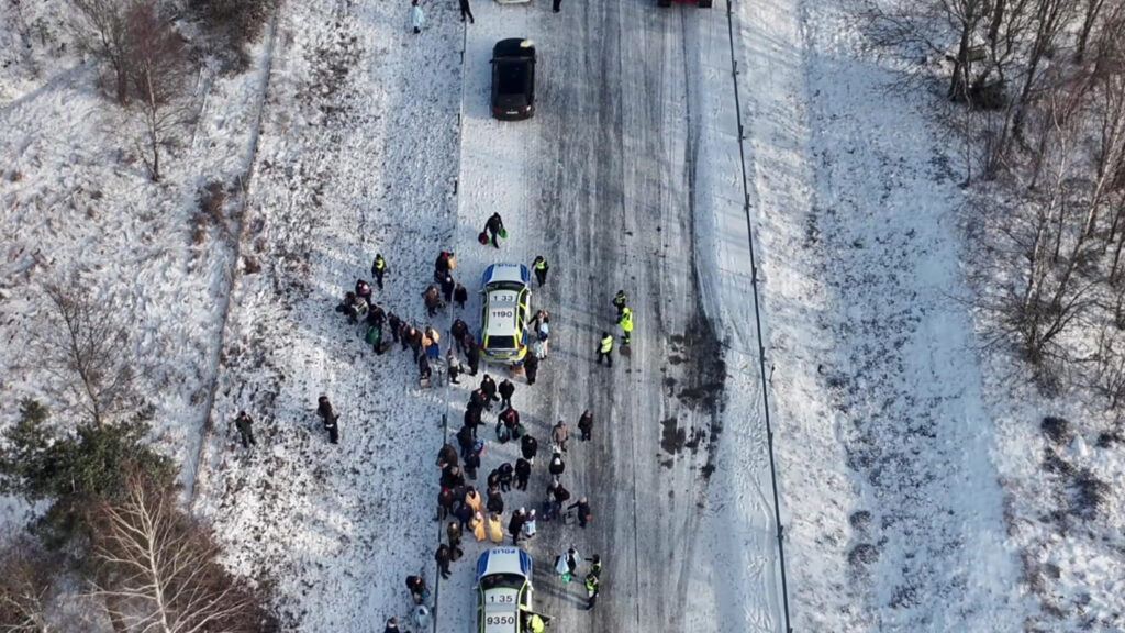 GRILLBY 2025-05-15
Nästan hundra fordon, både bilar och lastbilar, var inblandade i en masskrock på E18 mellan Enköping och Bålsta på lördagen. Många skadade fördes till sjukhus.
Foto: Polisen / TT / kod 10510
** Endast för redaktionell användning. Bilden kommer från en extern källa och distribueras i sin ursprungliga form som en service till våra abonnenter **