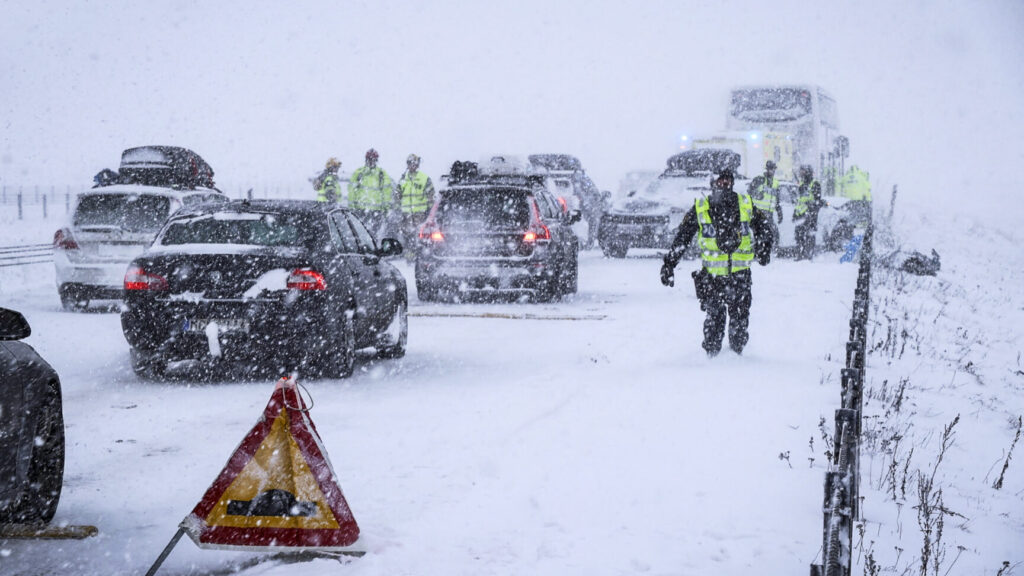 UPPSALA 2025-02-15
Masskrock på E4 norr om Uppsala.
Foto: Utryckning Uppsala / TT / kod 11729
*** BILDEN FRIKÖPT FÖR ABONNENTER TOM 2025-02-16, DÄREFT ER BETALBILD ***