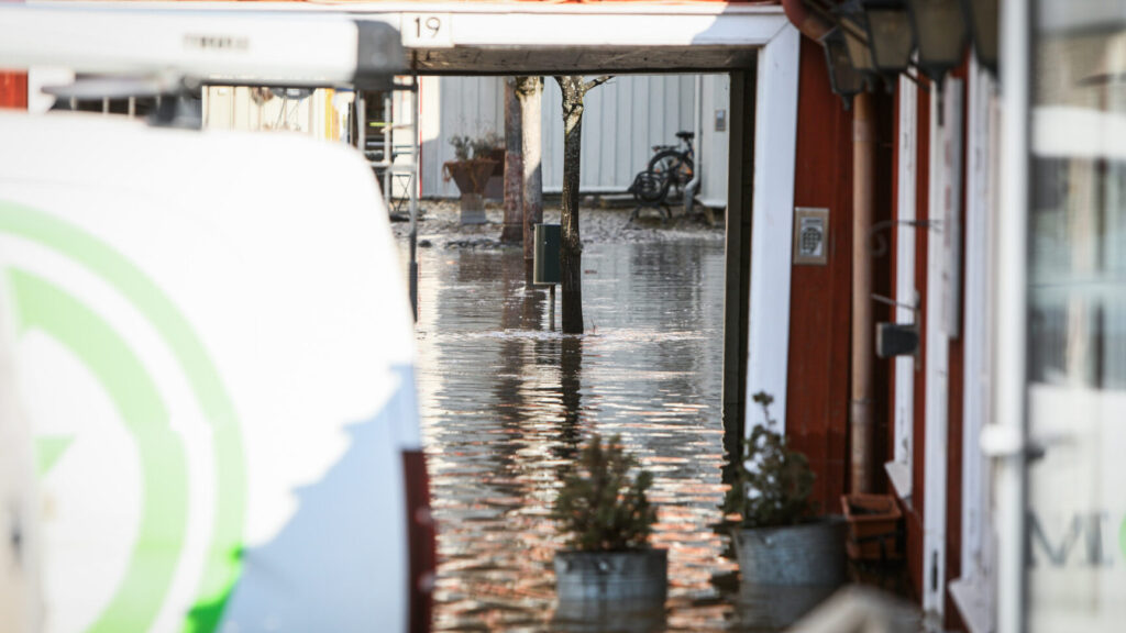 JÖNKÖPING 2025-03-24
Stor översvämning efter en vattenläcka i centrala Jönköping på måndagen.
Foto: Mattias Landström/TT kod 200