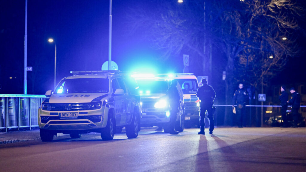 STOCKHOLM, SVERIGE 20250302
En stor polisinsats pågick på söndagskvällen efter att två personer skadats allvarligt i en skottlossning i närheten av ett torg i Fruängen i södra Stockholm. Polisen utreder händelsen som försök till mord och grovt vapenbrott.
Foto: Oscar Olsson / TT / Kod 12046