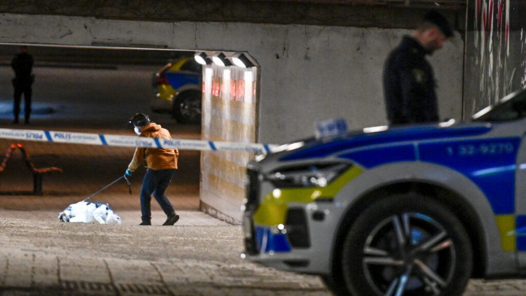 STOCKHOLM, SVERIGE 20250302
En stor polisinsats pågick på söndagskvällen efter att två personer skadats allvarligt i en skottlossning i närheten av ett torg i Fruängen i södra Stockholm. Polisen utreder händelsen som försök till mord och grovt vapenbrott.
Foto: Oscar Olsson / TT / Kod 12046