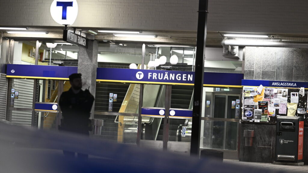 STOCKHOLM, SVERIGE 20250302
En stor polisinsats pågick på söndagskvällen efter att två personer skadats allvarligt i en skottlossning i närheten av ett torg i Fruängen i södra Stockholm. Polisen utreder händelsen som försök till mord och grovt vapenbrott.
Foto: Oscar Olsson / TT / Kod 12046