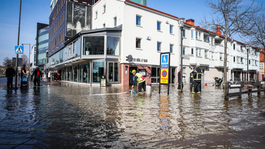 JÖNKÖPING 2025-03-24
Stor översvämning efter en vattenläcka i centrala Jönköping på måndagen.
Foto: Mattias Landström/TT kod 200