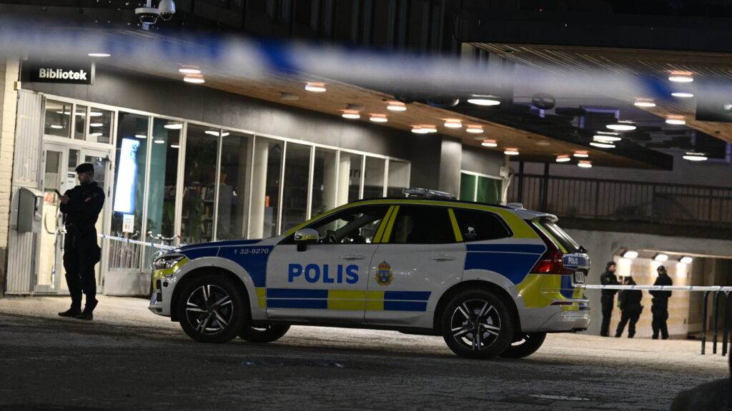 STOCKHOLM, SVERIGE 20250302
En stor polisinsats pågick på söndagskvällen efter att två personer skadats allvarligt i en skottlossning i närheten av ett torg i Fruängen i södra Stockholm. Polisen utreder händelsen som försök till mord och grovt vapenbrott.
Foto: Oscar Olsson / TT / Kod 12046