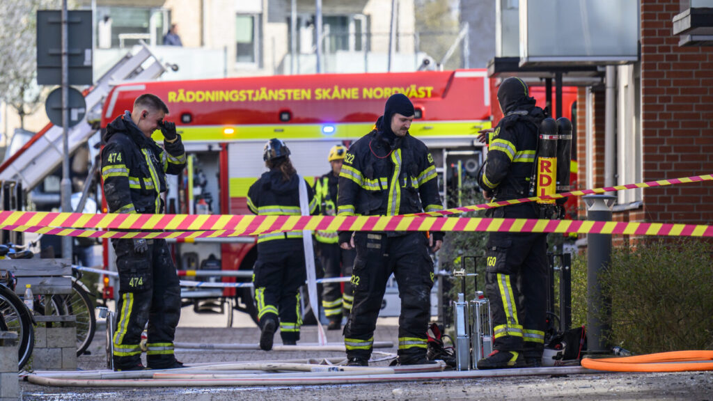 HELSINGBORG 2025-04-15
Polis och räddningstjänst på plats vid den lägenhetsbrand på Drottninghög i Helsingborg på tisdagsmorgonen. Enligt polisens hemsida har fem personer förts till sjukhus med ambulans efter branden.
Foto: Johan Nilsson / TT / Kod 50090