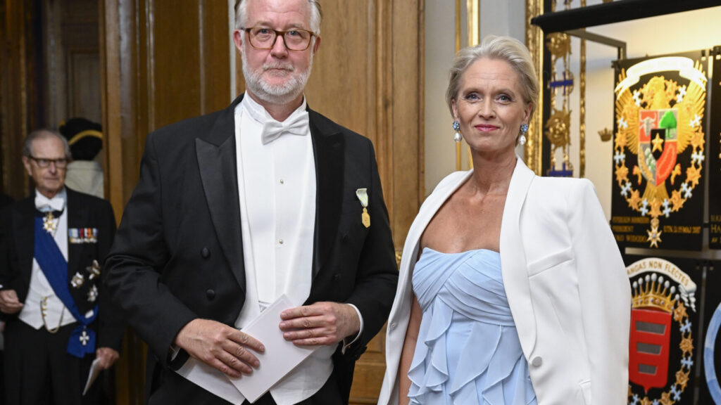 STOCKHOLM 20230915
Arbetsmarknads- och integrationsminister Johan Pehrson (L) och sambo Marie Brodin anländer till jubileumsbanketten i Rikssalen på Stockholms slott med anledning av kung Carl XVI Gustafs 50-årsjubileum på tronen.
Foto: Fredrik Sandberg / TT / kod 10080