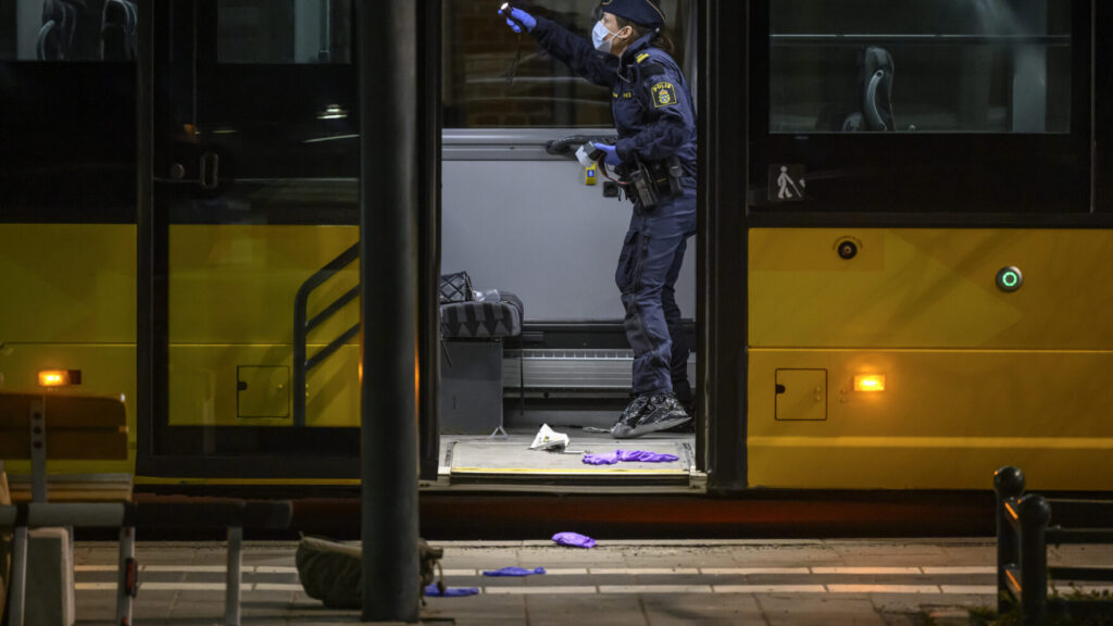 ESLÖV 2025-04-03
Polisens kriminaltekniker på plats på stationen i Eslöv på torsdagskvällen efter ett misstänkt mordförsök. Mordförsöket skall enligt polisens hemsida inträffat ombord på en buss.
Foto: Johan Nilsson / TT / Kod 50090