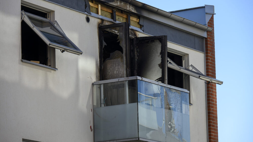 HELSINGBORG 2025-04-15
Polis och räddningstjänst på plats vid den lägenhetsbrand på Drottninghög i Helsingborg på tisdagsmorgonen. Enligt polisens hemsida har fem personer förts till sjukhus med ambulans efter branden.
Foto: Johan Nilsson / TT / Kod 50090