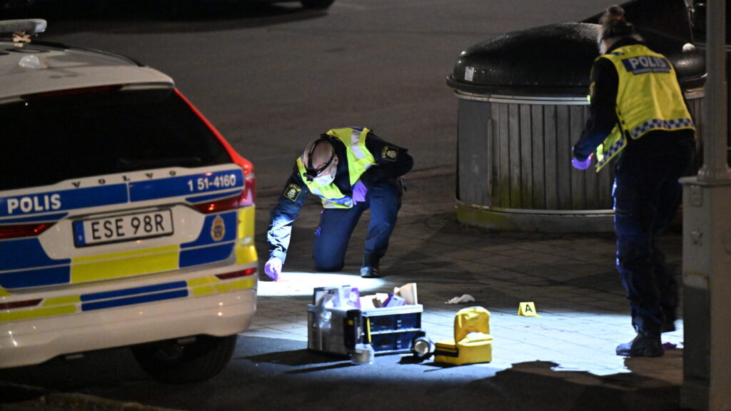 GÖTEBORG, SVERIGE 20250415
Två män har förts till sjukhus med oklara skador efter skottlossning i Biskopsgården i Göteborg under måndagskvällen, enligt polisen.
Foto: Björn Larsson Rosvall / TT / Kod 9200