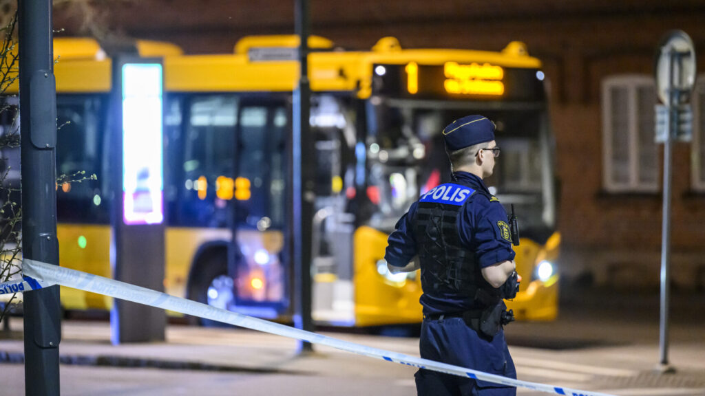 ESLÖV 2025-04-03
Polis på plats på stationen i Eslöv på torsdagskvällen efter ett misstänkt mordförsök. Mordförsöket skall enligt polisens hemsida inträffat ombord på en buss.
Foto: Johan Nilsson / TT / Kod 50090