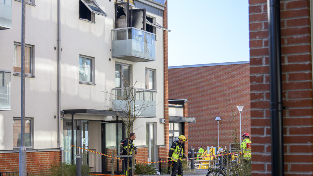 HELSINGBORG 2025-04-15
Polis och räddningstjänst på plats vid den lägenhetsbrand på Drottninghög i Helsingborg på tisdagsmorgonen. Enligt polisens hemsida har fem personer förts till sjukhus med ambulans efter branden.
Foto: Johan Nilsson / TT / Kod 50090