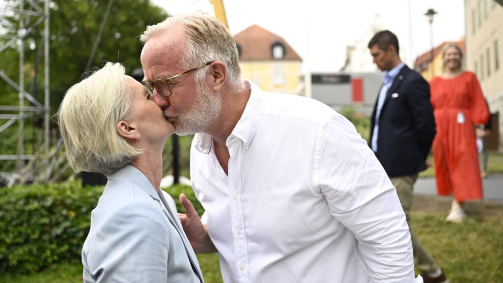 OBS! RÄTTELSE NAMN PÅ PEHRSONS FRU
VISBY, SVERIGE 20240628
Liberalernas partiledare Johan Pehrson med sin sambo Marie Brodin efter att ha hållit tal under politikerveckan i Almedalen.
Foto: Christine Olsson / TT / Kod 10430