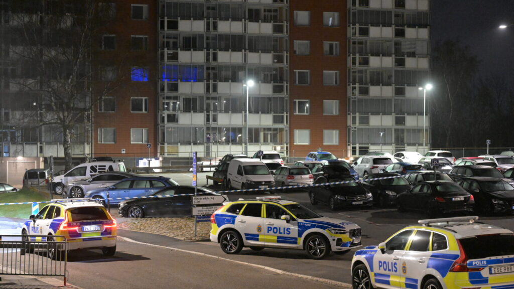 GÖTEBORG, SVERIGE 20250415
Två män har förts till sjukhus med oklara skador efter skottlossning i Biskopsgården i Göteborg under måndagskvällen, enligt polisen.
Foto: Björn Larsson Rosvall / TT / Kod 9200