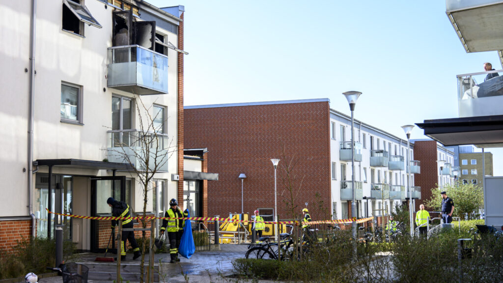 HELSINGBORG 2025-04-15
Polis och räddningstjänst på plats vid den lägenhetsbrand på Drottninghög i Helsingborg på tisdagsmorgonen. Enligt polisens hemsida har fem personer förts till sjukhus med ambulans efter branden.
Foto: Johan Nilsson / TT / Kod 50090