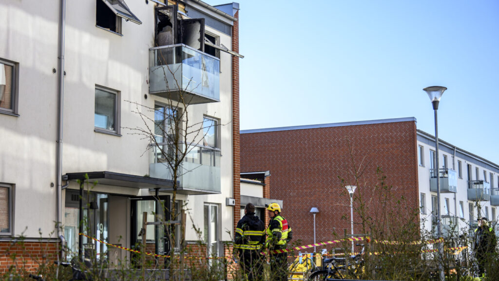 HELSINGBORG 2025-04-15
Polis och räddningstjänst på plats vid den lägenhetsbrand på Drottninghög i Helsingborg på tisdagsmorgonen. Enligt polisens hemsida har fem personer förts till sjukhus med ambulans efter branden.
Foto: Johan Nilsson / TT / Kod 50090