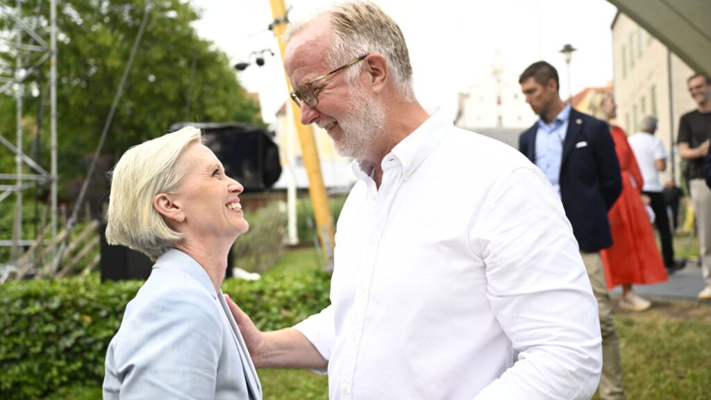 OBS! RÄTTELSE NAMN PÅ PEHRSONS FRU
VISBY, SVERIGE 20240628
Liberalernas partiledare Johan Pehrson med sin sambo Marie Brodin efter att ha hållit tal under politikerveckan i Almedalen.
Foto: Christine Olsson / TT / Kod 10430
