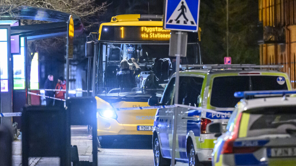 ESLÖV 2025-04-03
Polis på plats på stationen i Eslöv på torsdagskvällen efter ett misstänkt mordförsök. Mordförsöket skall enligt polisens hemsida inträffat ombord på en buss.
Foto: Johan Nilsson / TT / Kod 50090