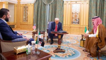 ترامب يلتقي الشرع في السعودية (Bandar Aljaloud/Saudi Royal Palace via AP) 
