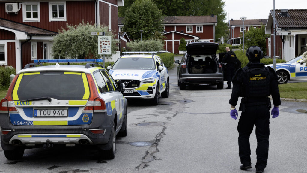 20250528 VÄSTERÅS
Något har exploderat vid ett kedjehus i Västerås. En dörr har skadats, men ingen person skadades fysiskt. Ytterligare ett misstänkt föremål upptäcktes när polisen anlände till platsen och boende i området har därför inrymts.
Foto: Peter Arwidi / TT / kod 75964