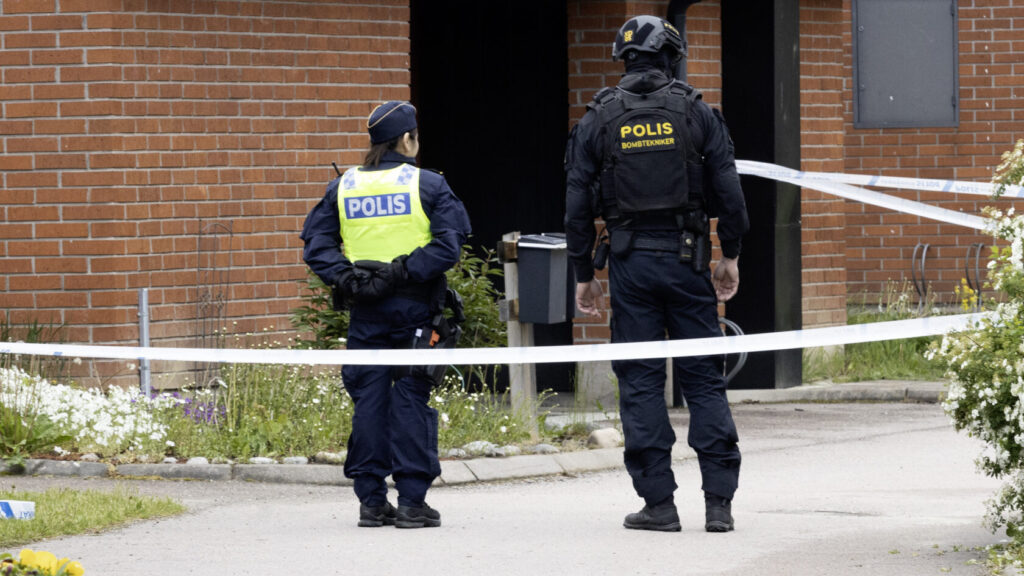 20250528 VÄSTERÅS
Något har exploderat vid ett kedjehus i Västerås. En dörr har skadats, men ingen person skadades fysiskt. Ytterligare ett misstänkt föremål upptäcktes när polisen anlände till platsen och boende i området har därför inrymts.
Foto: Peter Arwidi / TT / kod 75964