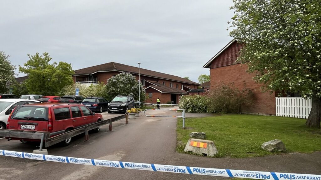 20250528 VÄSTERÅS
Något har exploderat vid ett kedjehus i Västerås. En dörr har skadats, men ingen person skadades fysiskt. Ytterligare ett misstänkt föremål upptäcktes när polisen anlände till platsen och boende i området har därför inrymts.
Foto: Peter Arwidi / TT / kod 75964
