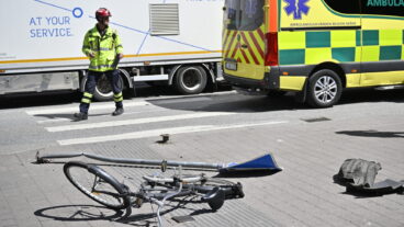 MALMÖ, SVERIGE 20250520
Polis och ambulans på plats efter en trafikolycka på Södra Förstadsgatan vid Triangeln i Malmö på tisdagen. Enligt initiala uppgifter har flera personer skadats då en taxi kolliderade med cyklister.
Foto: Johan Nilsson / TT / Kod 50090
