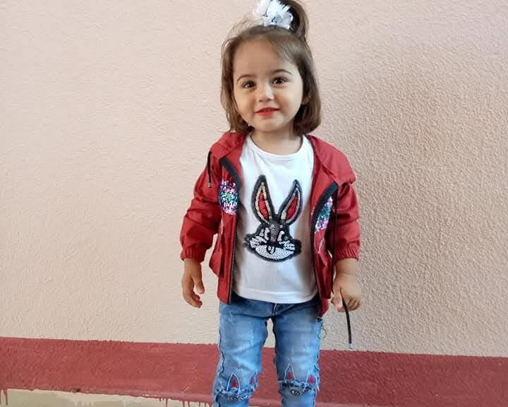 الطفلة بتول قبل الإصابة، الناجة الوحيدة من عائلة البراوي
Foto: Privat