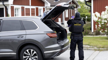 20250528 VÄSTERÅS
Något har exploderat vid ett kedjehus i Västerås. En dörr har skadats, men ingen person skadades fysiskt. Ytterligare ett misstänkt föremål upptäcktes när polisen anlände till platsen och boende i området har därför inrymts.
Foto: Peter Arwidi / TT / kod 75964