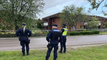 20250516 VÄSTERÅS
Något har exploderat vid ett kedjehus i Västerås. En dörr har skadats, men ingen person skadades fysiskt. Ytterligare ett misstänkt föremål upptäcktes när polisen anlände till platsen och boende i området har därför inrymts.
Foto: Peter Arwidi / TT / kod 75964