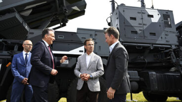 VISBY, SVERIGE 20250623
Helmut Rauch, VD för Diehl Defence, statsminister Ulf Kristersson (M) och försvarsminister Pål Jonson (M) framför en IRIS-T SLM, ett tyskt medeldistans luftvärnssystem vid Försvarsmaktens regemente P18 på Gotland.
Foto: Jessica Gow / TT / Kod 10070