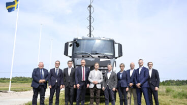 VISBY, SVERIGE 20250623
Helmut Rauch, VD för Diehl Defence, statsminister Ulf Kristersson (M) och Försvarsminister Pål Jonson (M) framför en IRIS-T SLM, ett tyskt medeldistans luftvärnssystem vid Försvarsmaktens regemente P18 på Gotland.
Foto: Jessica Gow / TT / Kod 10070