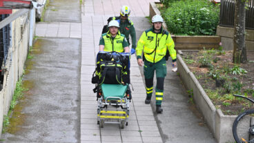 STOCKHOLM, SVERIGE 20250624
En man ska enligt uppgifter skjutits av polis i Fisksätra söder om Stockholm sedan han ska ha tänt  eld på sin lägenhet.
Foto: Claudio Bresciani / TT / Kod 10090