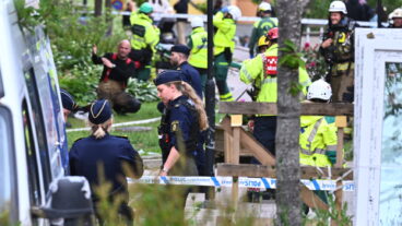 STOCKHOLM, SVERIGE 20250624
En man ska enligt uppgifter skjutits av polis i Fisksätra söder om Stockholm sedan han ska ha tänt  eld på sin lägenhet.
Foto: Claudio Bresciani / TT / Kod 10090