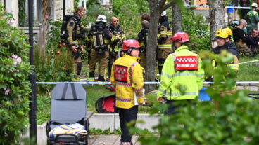 STOCKHOLM, SVERIGE 20250624
En man ska enligt uppgifter skjutits av polis i Fisksätra söder om Stockholm sedan han ska ha tänt  eld på sin lägenhet.
Foto: Claudio Bresciani / TT / Kod 10090