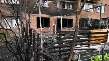 STOCKHOLM, SVERIGE 20250624
En man ska enligt uppgifter skjutits av polis i Fisksätra söder om Stockholm sedan han ska ha tänt  eld på sin lägenhet.
Foto: Claudio Bresciani / TT / Kod 10090