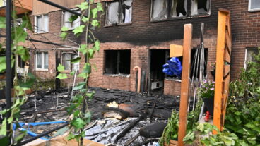 STOCKHOLM, SVERIGE 20250624
En man ska enligt uppgifter skjutits av polis i Fisksätra söder om Stockholm sedan han ska ha tänt  eld på sin lägenhet.
Foto: Claudio Bresciani / TT / Kod 10090